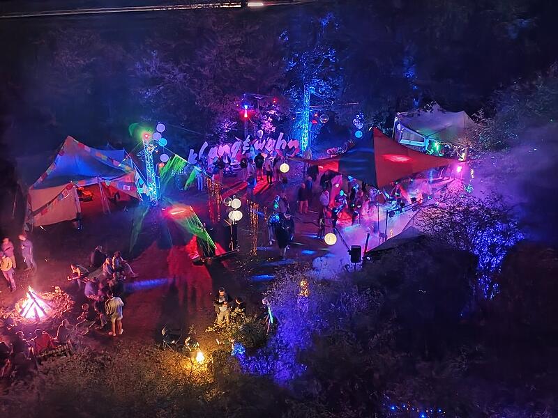 Sehr liebevoll und aufwändig verwandeln die Macher des Festivals "Klang & Wahn" den Platz an der Schlegelswarte zweimal  im Jahr in  eine große, leuchtende Tanzfläche mit Lagerfeuerplatz.