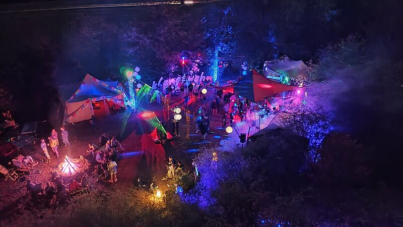 Sehr liebevoll und aufwändig verwandeln die Macher des Festivals "Klang & Wahn" den Platz an der Schlegelswarte zweimal  im Jahr in  eine große, leuchtende Tanzfläche mit Lagerfeuerplatz.