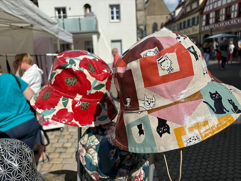 Ein Angebot in den buntesten Farben und unterschiedlichsten Materialien pr&auml;sentierten die Aussteller beim Kunsthandwerkermarkt 2024 in Forchheim