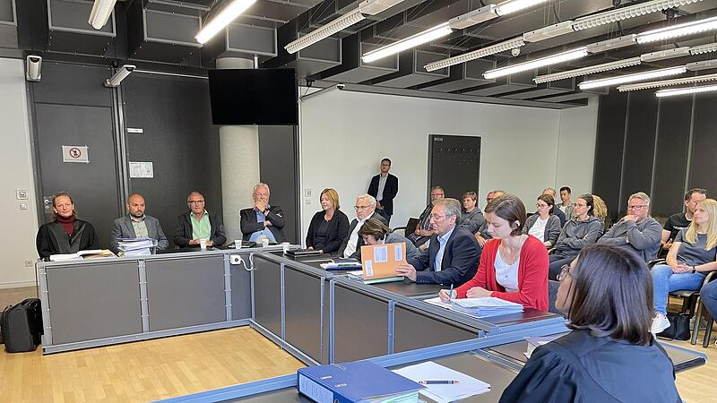 Im Streit um den Betrieb der Freilichtb&uuml;hne in S&ouml;mmersdorf haben die Beteiligten vor dem Verwaltungsgericht W&uuml;rzburg einen Vergleich geschlossen. Der Verein Fr&auml;nkische Passionsspiele S&ouml;mmersdorf, der die B&uuml;hne betreibt, verpflichtet sich, bei vier...