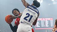Patrick Miller (am Ball) muss sich der physischen Spielweise der Rostocker um ihren Shotblocker Selom Mawugbe erwehren. Der Amerikaner der Seawolves blockte fünf Würfe der Bamberger.