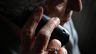 Mit erfundenen Geschichten werden alte Menschen am Telefon überrumpelt und dann um Geld betrogen. Mit erfundenen Geschichten werden alte Menschen am Telefon überrumpelt und dann um Geld betrogen.