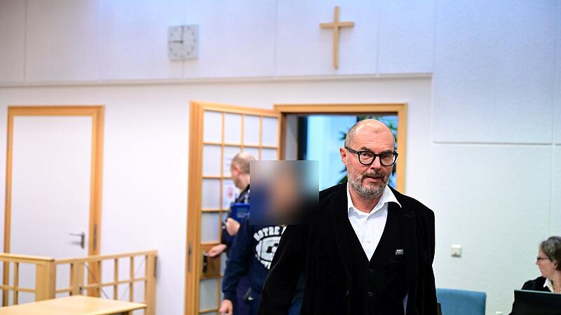 Der Angeklagte betritt hinter seinem Rechtsanwalt Dieter Widmann den Gerichtsaal