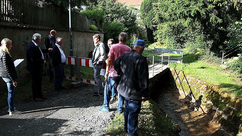 Diese Brücke über den Angerbach in der Friedrich-Rückert-Anlage, etwa 80 Meter südöstlich der Kapellenstraße, bleibt auf lange Sicht gesperrt. Sie wird erneuert werden müssen. Allerdings will man sich eine Lösung für eine „Notüberquerung“ überlegen.