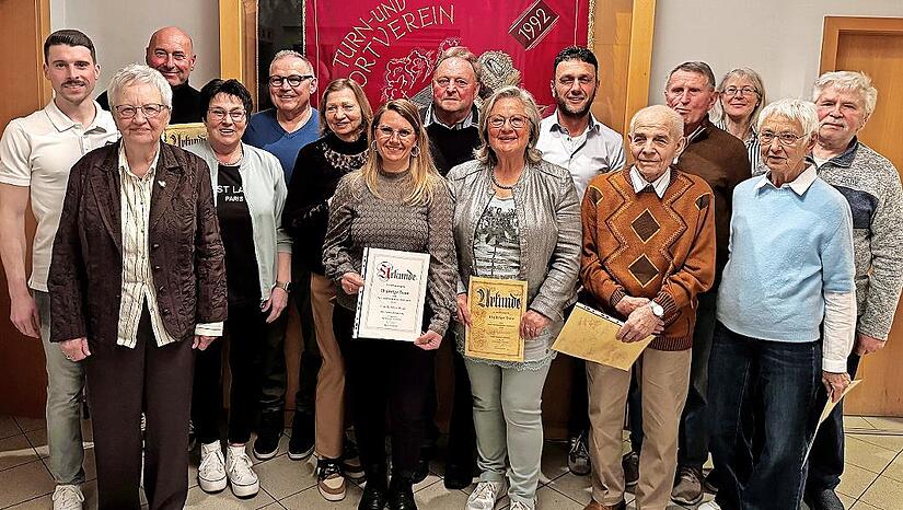 Die Geehrten des TSV Arnshausen (hinten v.l.): Rüdiger Fehr, Jürgen Gabel, Rudolf Metz, Stefan Greubel, Rudolf Greubel, Martina Greubel, Karl-Josef Schmitt, (vorne v.l.) Tobias Wedler, Annemarie Rottenberger, Silvia Schmitt, Reinhilde Sliwa, Rebek...