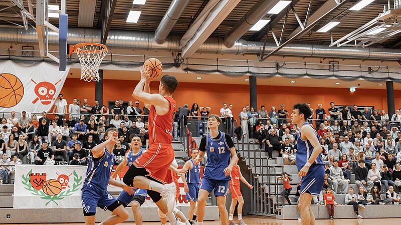 Die Eggolsheimer Basketballer (rote Trikots) &ndash; hier auf einem Archivbild &ndash; waren trotz gro&szlig;em Kampf gegen Bayreuth chancenlos.Forchheim & Fr&auml;nkische Schweiz