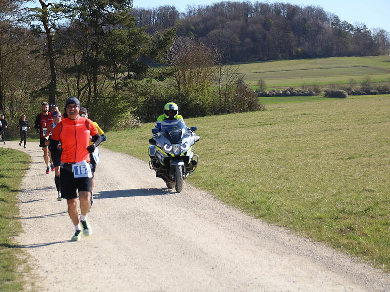 Strahlender Sonnenschein, aber nur niedrige Plusgrade erwartete die L&auml;ufer beim 19. Obermain-Marathon rund um Bad Staffelstein. Die Marathon-Strecke f&uuml;hrte wieder an den beiden Wahrzeichen der Kurstadt, dem Kloster Banz und der Basilika Vierzehnheiligen vorbei.