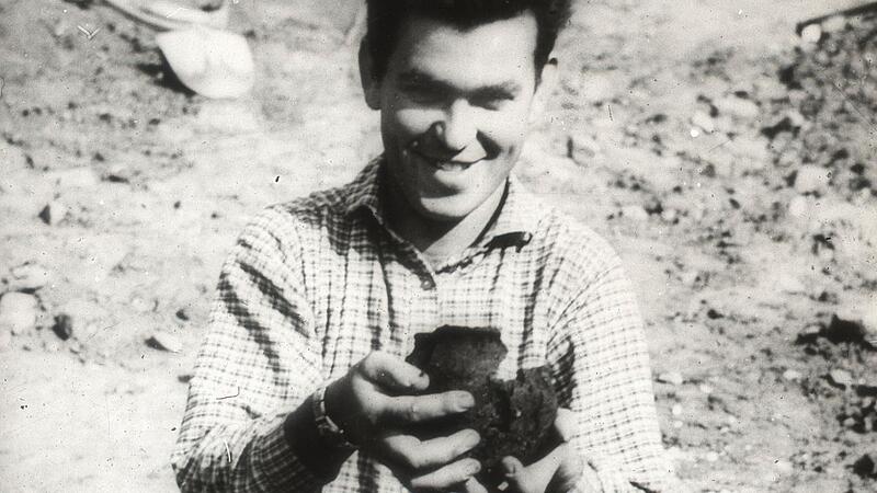Karl Schneider bei den Archäologischen Grabungen in Kleinlangheim 1962 - Fund im Reihengräberfeld aus der Merowingerzeit. Karl Schneider bei den Archäologischen Grabungen in Kleinlangheim 1962 - Fund im Reihengräberfeld aus der Merowingerzeit.