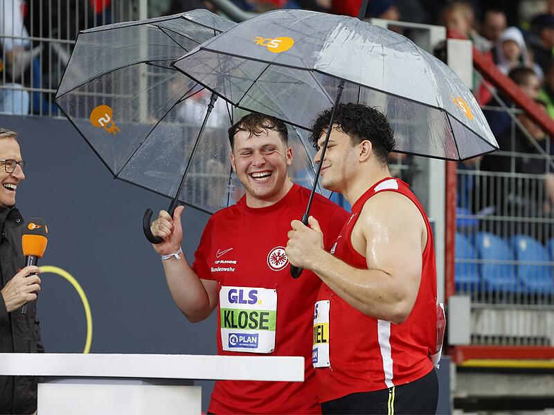 Merlin Hummel (rechts) freut sich, dass sich auch Sören Klose (Mitte) für die Olympischen Spiele qualifizieren konnte. Merlin Hummel (rechts) freut sich, dass sich auch Sören Klose (Mitte) für die Olympischen Spiele qualifizieren konnte.