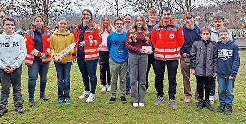 Schülerinnen und Schüler einer Arbeitsgemeinschaft an der Kulmbacher Realschule haben den Erlös aus dem Schulweihnachtsverkauf an die Bereitschaftsjugend des Kulmbacher BRK übergeben. Das Bild zeigt Spender und Empfänger.
