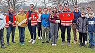 Schülerinnen und Schüler einer Arbeitsgemeinschaft an der Kulmbacher Realschule haben den Erlös aus dem Schulweihnachtsverkauf an die Bereitschaftsjugend des Kulmbacher BRK übergeben. Das Bild zeigt Spender und Empfänger.