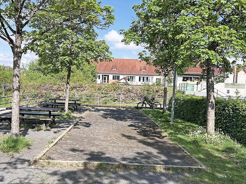 Ebern: am Parkplatz &bdquo;am Festplatz&ldquo;.