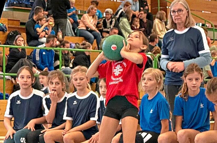 Leni Linz, hier beim Medizinballsto&szlig;en, sicherte sich bei ihrem Wettkmapfdeb&uuml;t den f&uuml;nften Platz.