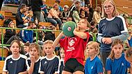 Leni Linz beim Medizinballstoßen Leni Linz, hier beim Medizinballstoßen, sicherte sich bei ihrem Wettkmapfdebüt den fünften Platz.