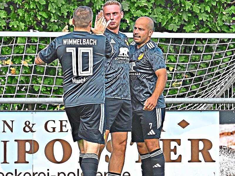 Ein lupenreiner Hattrick gelang Tim Basener (Mitte) für Wimmelbach bei Herzogenaurach II. Auch Christian Manicki (vorne) traf für den Neuling. Sportfoto ZinkForchheim & Fränkische Schweiz Ein lupenreiner Hattrick gelang Tim Basener (Mitte) für Wimmelbach bei Herzogenaurach II. Auch Christian Manicki (vorne) traf für den Neuling. Sportfoto ZinkForchheim & Fränkische Schweiz