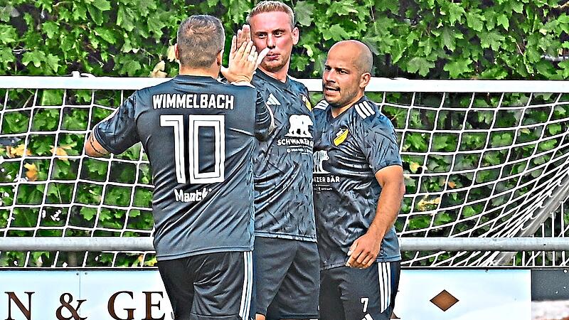 Ein lupenreiner Hattrick gelang Tim Basener (Mitte) f&uuml;r Wimmelbach bei Herzogenaurach II. Auch Christian Manicki (vorne) traf f&uuml;r den Neuling. Sportfoto ZinkForchheim & Fr&auml;nkische Schweiz