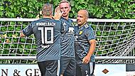 Ein lupenreiner Hattrick gelang Tim Basener (Mitte) für Wimmelbach bei Herzogenaurach II. Auch Christian Manicki (vorne) traf für den Neuling. Sportfoto ZinkForchheim & Fränkische Schweiz Ein lupenreiner Hattrick gelang Tim Basener (Mitte) für Wimmelbach bei Herzogenaurach II. Auch Christian Manicki (vorne) traf für den Neuling. Sportfoto ZinkForchheim & Fränkische Schweiz