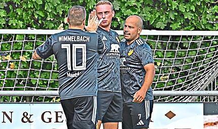 Ein lupenreiner Hattrick gelang Tim Basener (Mitte) f&uuml;r Wimmelbach bei Herzogenaurach II. Auch Christian Manicki (vorne) traf f&uuml;r den Neuling. Sportfoto ZinkForchheim & Fr&auml;nkische Schweiz