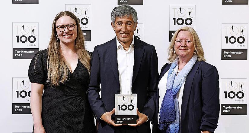 Große Freude bei Laboklin-Geschäftsführerin Dr. Elisabeth Müller (rechts) und Anna Sophia Müller: Sie nehmen von Wissenschaftsjournalist Ranga Yogeshwar zum vierten Mal die Auszeichnung „Top-Innovator“ entgegen. Große Freude bei Laboklin-Geschäftsführerin Dr. Elisabeth Müller (rechts) und Anna Sophia Müller: Sie nehmen von Wissenschaftsjournalist Ranga Yogeshwar zum vierten Mal die Auszeichnung „Top-Innovator“ entgegen.
