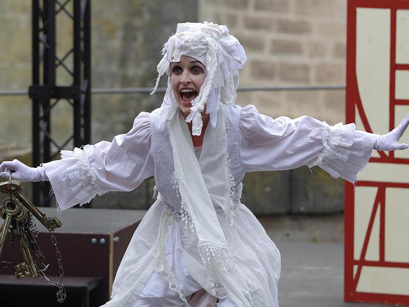 „Das kleine Gespenst“, verkörpert von Anne Scherliess, treibt in Kronach sein Unwesen.