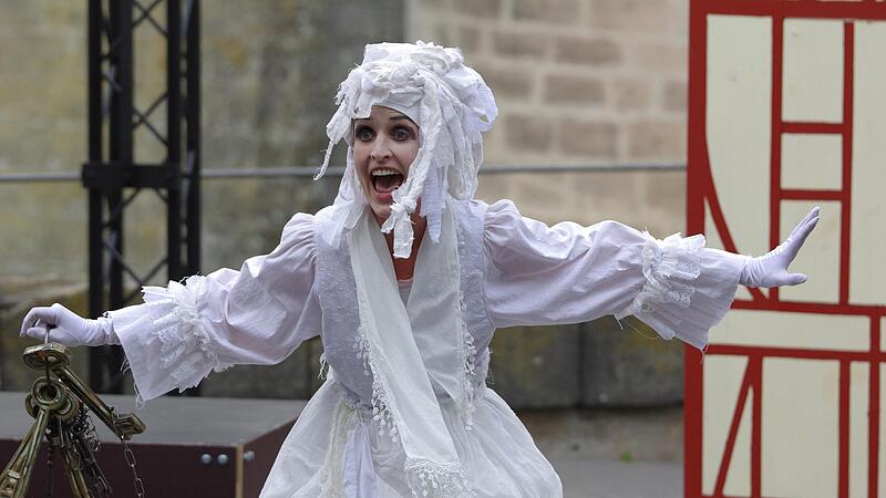 „Das kleine Gespenst“, verkörpert von Anne Scherliess, treibt in Kronach sein Unwesen.