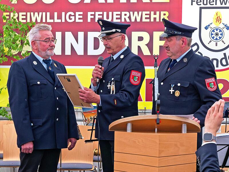 Zum Ehrenkommandant wurde Horst Geier (links) ernannt. Kommandant Gudio Haak und Vorstand Jürgen Nährig (rechts) übermittelten die Glückwünsche und gaben der Hoffnung Ausdruck, dass sich Geier weiterhin so für die Feuerwehr engagiert. Zum Ehrenkommandant wurde Horst Geier (links) ernannt. Kommandant Gudio Haak und Vorstand Jürgen Nährig (rechts) übermittelten die Glückwünsche und gaben der Hoffnung Ausdruck, dass sich Geier weiterhin so für die Feuerwehr engagiert.