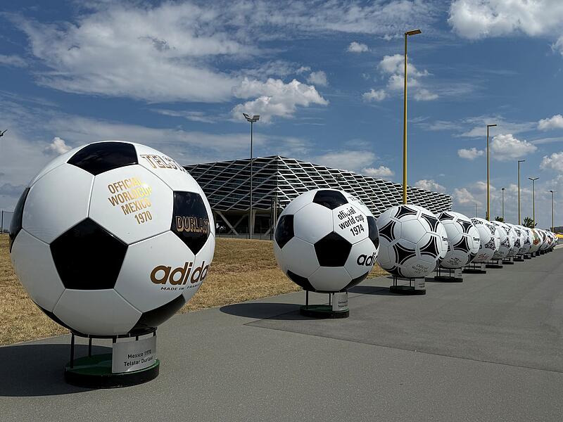 Auf dem Firmengel&auml;nde in Herzogenaurach sind alle WM-B&auml;lle aufgereiht, die Adidas seit 1970 entwickelt hat.