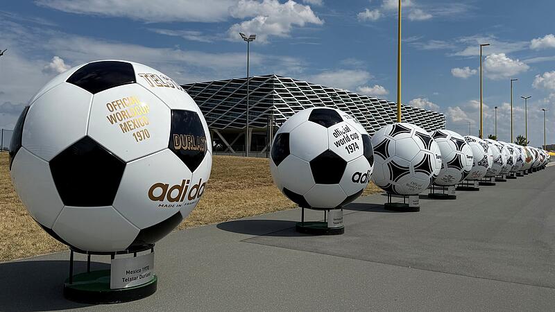 Auf dem Firmengel&auml;nde in Herzogenaurach sind alle WM-B&auml;lle aufgereiht, die Adidas seit 1970 entwickelt hat.