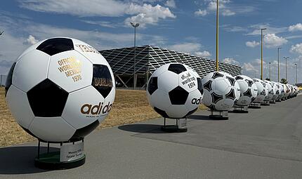 Auf dem Firmengel&auml;nde in Herzogenaurach sind alle WM-B&auml;lle aufgereiht, die Adidas seit 1970 entwickelt hat.