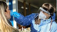 Bis zu 400 Tests am Tag: Die ASB-Mitarbeiterin am Forchheimer Corona-Testzentrum in der Ruhalmstraße hat wieder viel zu tun.Forchheim & Fränkische Schweiz