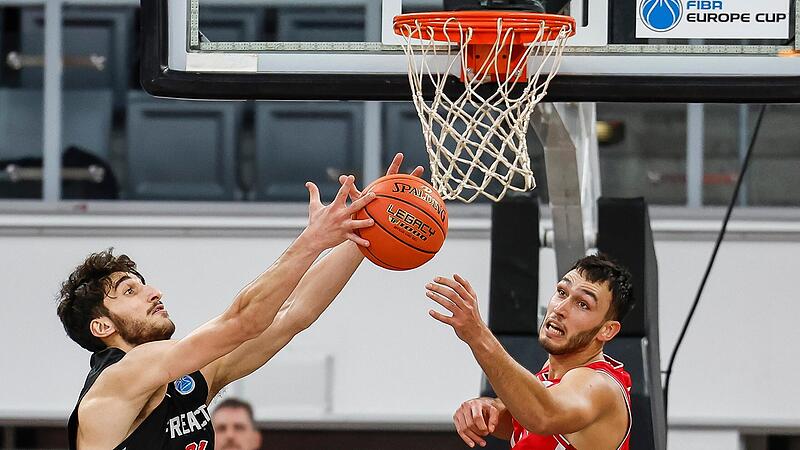 Gabriel Chachasvili (links) schnappt sich vor Nimrod Levi den Rebound. Der Israeli im Brose-Dress zeigte gegen sein Ex-Team  seine beste Saisonleistung mit 16 Punkten und sieben Rebounds.