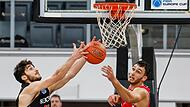 Gabriel Chachasvili (links) schnappt sich vor Nimrod Levi den Rebound. Der Israeli im Brose-Dress zeigte gegen sein Ex-Team  seine beste Saisonleistung mit 16 Punkten und sieben Rebounds.