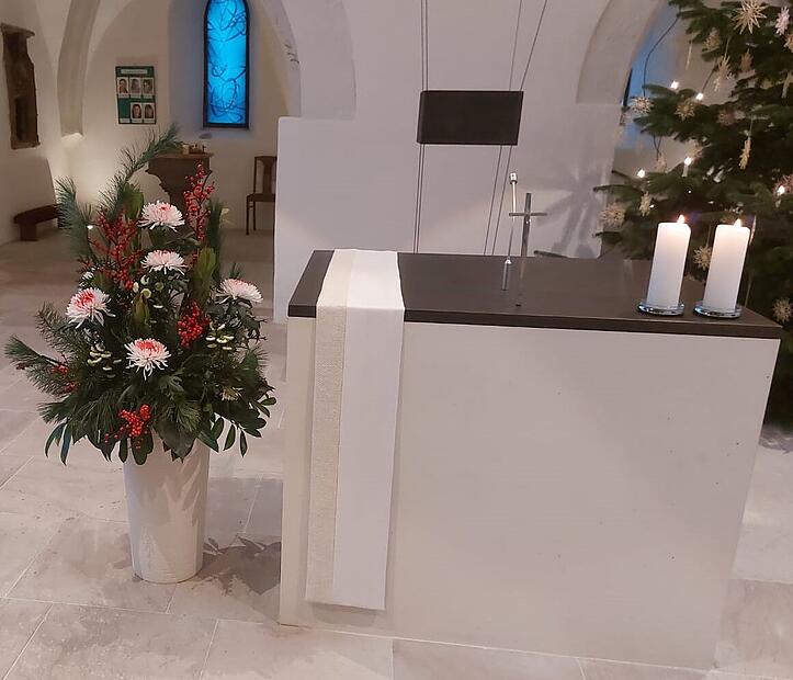 Andacht nach Familiendrama WeisendorfBilder der Trauer: Weisendorf gedenkt der Toten Teil der Andacht für die tote 14-Jährige in der evangelischen Kirche in Weisendorf waren Fürbitten der Besucher für ihre Mutter.