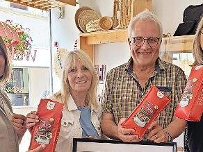 Unser Foto zeigt, von links, Martina Kirchner (Weltladen Bad Br&uuml;ckenau), Steffi Eiter (Festkomitee 500 Jahre Wildflecken), Gerd Kirchner (Steuerungsgruppe &bdquo;Fair Trade&ldquo; des Landkreises) sowie Annette Raab (Eine-Welt-Gruppe Oberer Sinngrund).