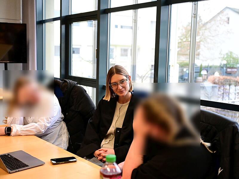 Rechtsanw&auml;ltin Mona Antretter aus Bamberg zwischen den beiden angeklagten Schwestern