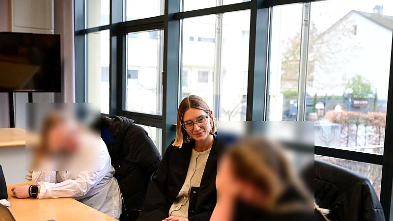 Rechtsanw&auml;ltin Mona Antretter aus Bamberg zwischen den beiden angeklagten Schwestern