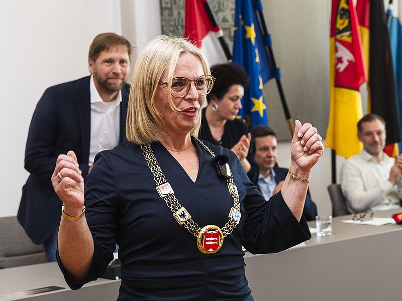 Amtseinführung OB2026Forchheim & Fränkische Schweiz Es ist vollbracht: Martina Hebendanz (CSU) ist am Dienstagnachmittag als erste Forchheimer Oberbürgermeisterin im Stadtrat vereidigt worden. Der Tag steckt voller Emotionen - und ersten Diskussionen.