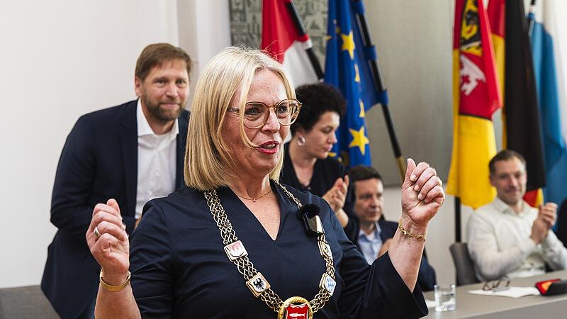 Es ist vollbracht: Martina Hebendanz (CSU) ist am Dienstagnachmittag als erste Forchheimer Oberb&uuml;rgermeisterin im Stadtrat vereidigt worden.  Der Tag steckt voller Emotionen - und ersten Diskussionen.