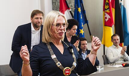 Es ist vollbracht: Martina Hebendanz (CSU) ist am Dienstagnachmittag als erste Forchheimer Oberb&uuml;rgermeisterin im Stadtrat vereidigt worden.  Der Tag steckt voller Emotionen - und ersten Diskussionen.