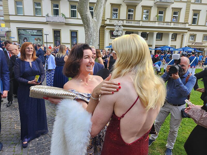 Kennen sich aus Berlin und m&ouml;gen sich: Dorothee B&auml;r (MdB und Kuratoriumsvorsitzende des Kissinger Sommer) und Travestie-K&uuml;nstlerin Christal.