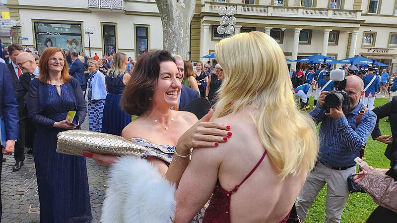 Kennen sich aus Berlin und m&ouml;gen sich: Dorothee B&auml;r (MdB und Kuratoriumsvorsitzende des Kissinger Sommer) und Travestie-K&uuml;nstlerin Christal.
