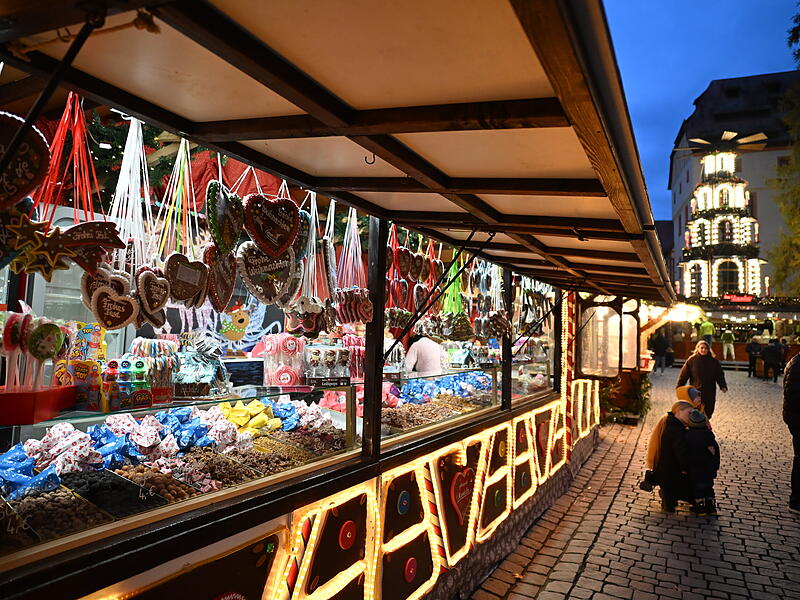 Viele Buden locken mit herzhaften und süßen Spezialitäten.Eröffnung Weihnachtsmarkt Forchheim 2024 Viele Buden locken mit herzhaften und süßen Spezialitäten.
