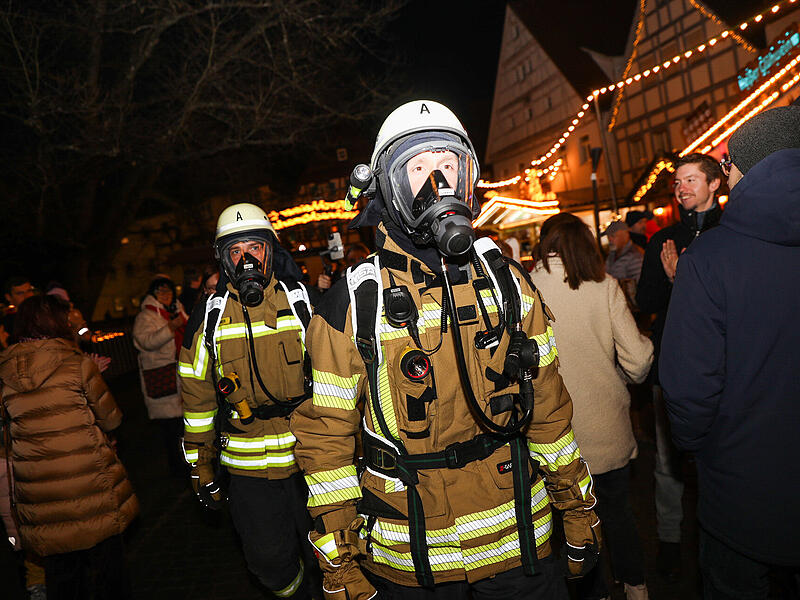 Der Weltrekordversuch der Feuerwehr Forchheim ist am Freitag gestartet. Start und Ziel der Weltrekord-Route sind der Weihnachtmarkt in Forchheim.