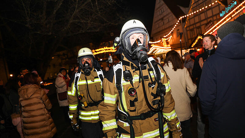 Der Weltrekordversuch der Feuerwehr Forchheim ist am Freitag gestartet. Start und Ziel der Weltrekord-Route sind der Weihnachtmarkt in Forchheim.