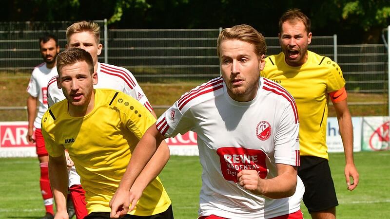 Der Weidh&auml;user Kapit&auml;n Tobias H&uuml;bner (rechts) feuert seinen Mitspieler Leon Blinzler (links) an, dass dieser im Zweikampf mit dem Einberger Yannik Weyhersm&uuml;ller als Sieger hervorgeht.