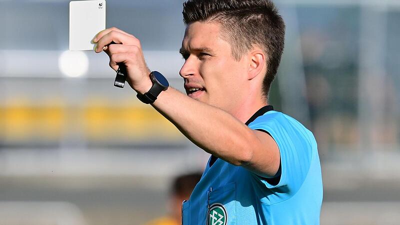 Schiedsrichter Patrick Hanslbauer hatte beim Testspiel zwischen Drittliga-Aufsteiger SpVgg Bayreuth und dem FC Lokomotive Leipzig keine Wei&szlig;e Karte dabei, die haben wir ihm grafisch untergejubelt.