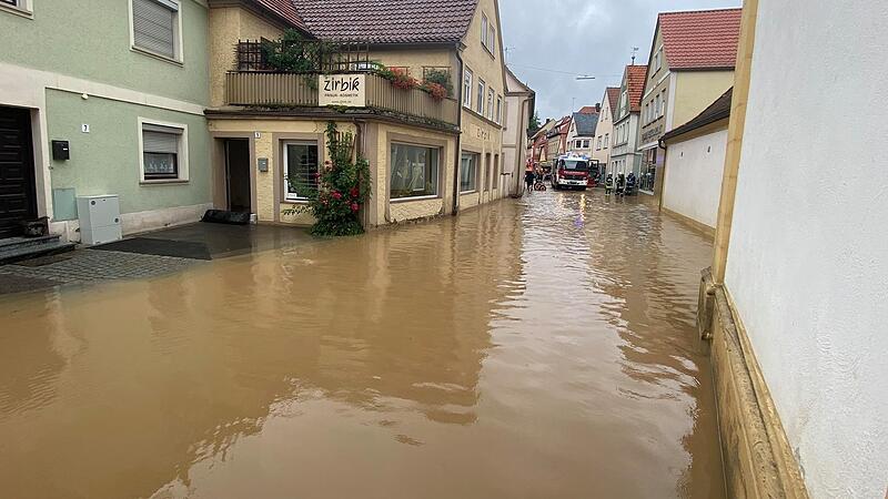 In der Eberner Altstadt, besonders in Kapellenstraße, Sutte, Georg-Nadler-und Gymnasiumstraße stieg das Hochwasser auf Marken, wie es sie seit 1969 nicht mehr gegeben hat.