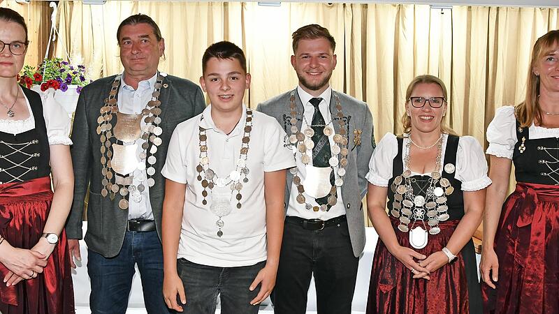 In der Königsfeier des Schützenvereins Edelweiß Reuth (v. l.): Zweite Vorsitzende Sonja Ringel, Hartmut Demele, Philipp Holzmann, Konstantin Ammon, Regina Mengwasser und die Vorsitzende Nadja Jörger. In der Königsfeier des Schützenvereins Edelweiß Reuth (v. l.): Zweite Vorsitzende Sonja Ringel, Hartmut Demele, Philipp Holzmann, Konstantin Ammon, Regina Mengwasser und die Vorsitzende Nadja Jörger.