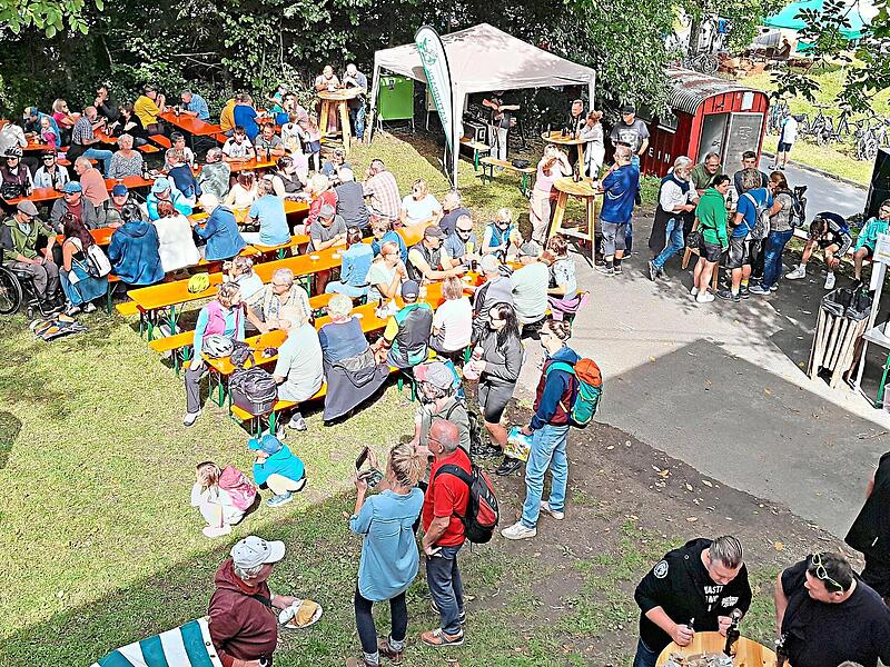 Gemütliche Atmosphäre unter schattigen Bäumen herrscht beim Markt der Naturparkhöfe in Muggendorf.Naturpark Fränkische Schweiz – FrankenjuraForchheim & Fränkische Schweiz Gemütliche Atmosphäre unter schattigen Bäumen herrscht beim Markt der Naturparkhöfe in Muggendorf.Naturpark Fränkische Schweiz – FrankenjuraForchheim & Fränkische Schweiz