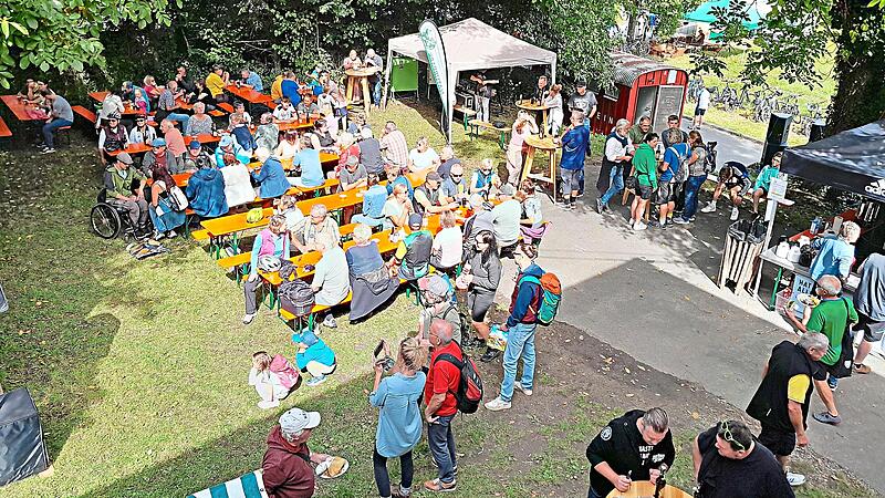 Gem&uuml;tliche Atmosph&auml;re unter schattigen B&auml;umen herrscht beim Markt der Naturparkh&ouml;fe in Muggendorf.Naturpark Fr&auml;nkische Schweiz &ndash; FrankenjuraForchheim & Fr&auml;nkische Schweiz